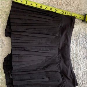 Lululemon size 6 pleated skirt black
